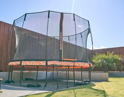 巨大なトランポリンを庭に設置しました。
