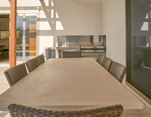 テラスのダイニングテーブル