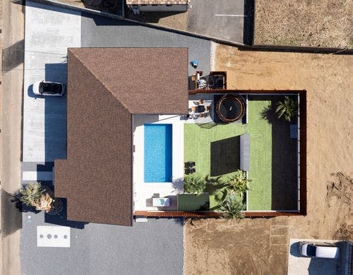 大きなプールと天然芝のお庭を完全貸切