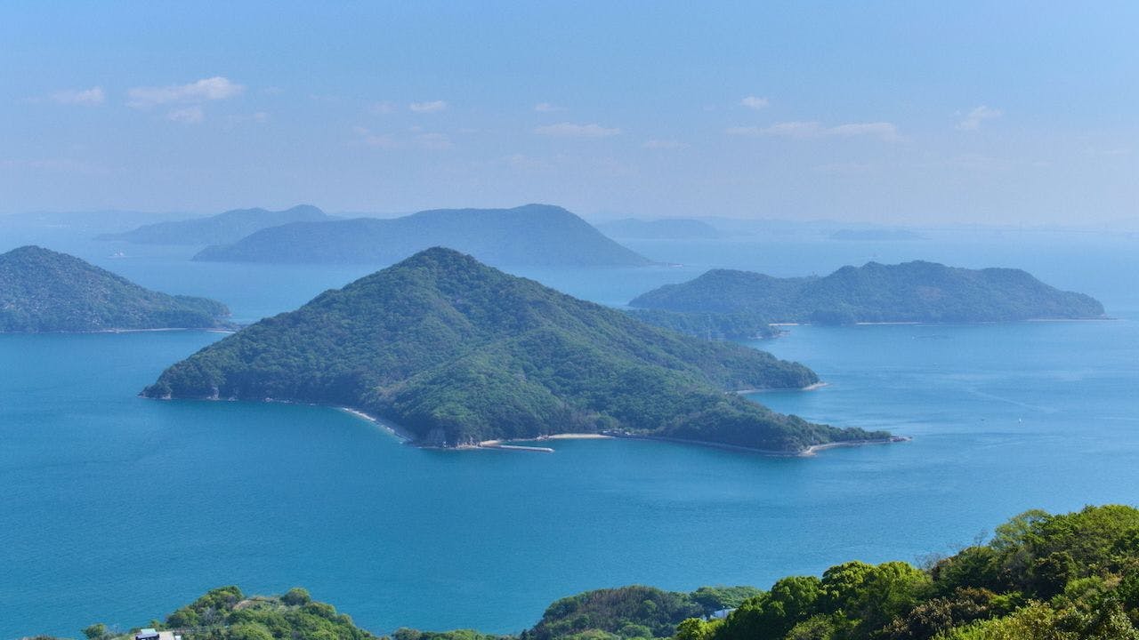紫雲出山（しうでやま）まで、車で約15分