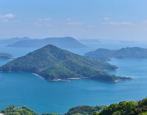 紫雲出山（しうでやま）まで、車で約15分