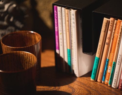 本（KEY BOOK）と栗カップ