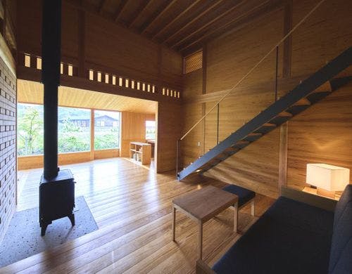 讃岐緑想 リビング空間と階段