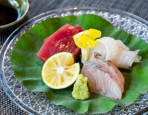 オリーブ牛付き瀬戸の特選地魚懐石「向付」