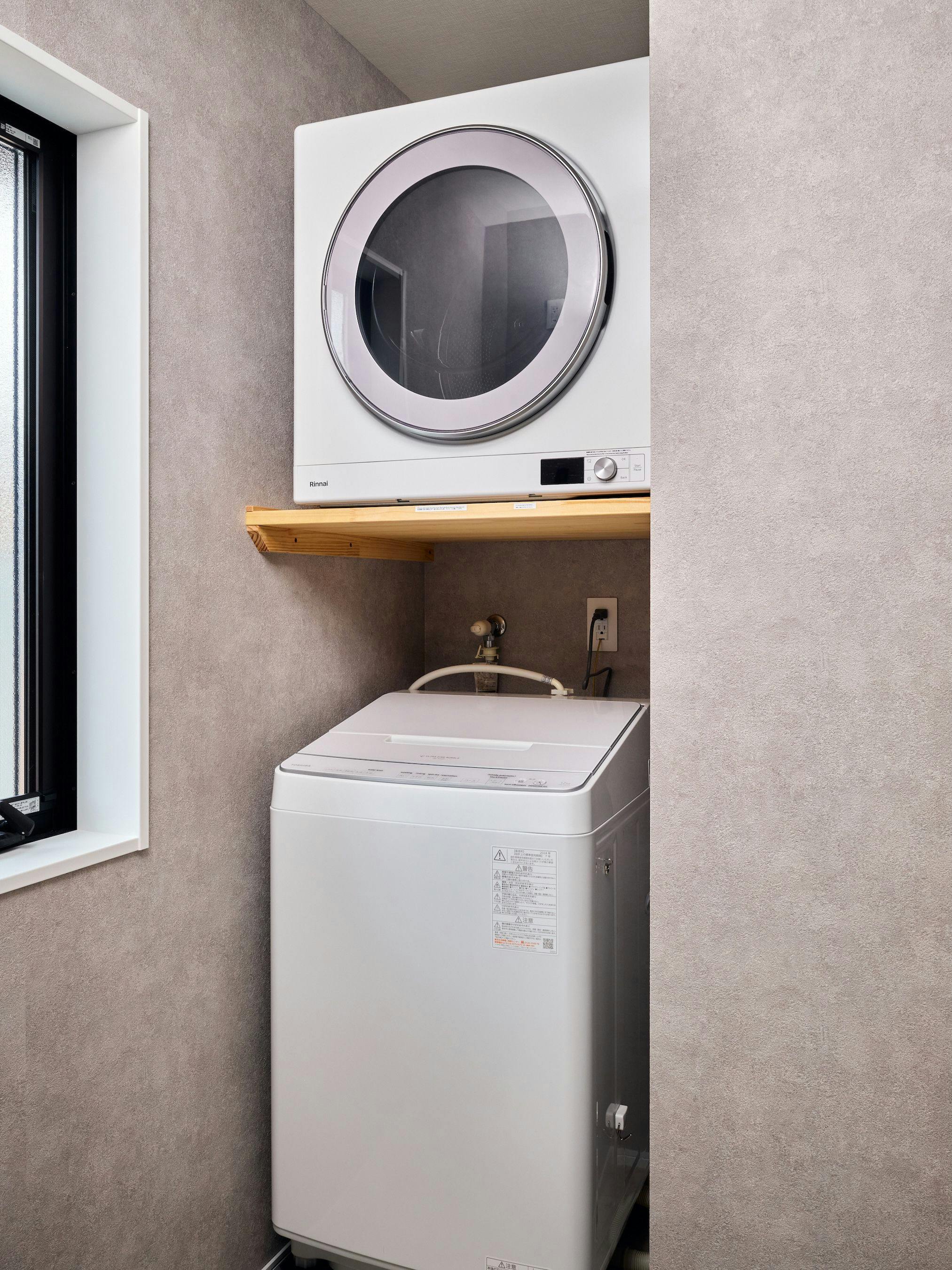 เครื่องซักผ้าพร้อมระบบเติมน้ำยาอัตโนมัติและเครื่องอบผ้าแก๊สครบครัน