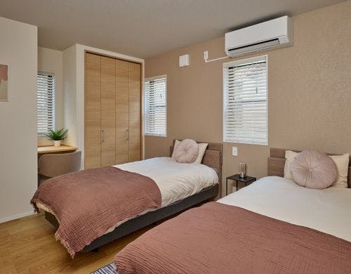 １階寝室はシモンズベッドで上質な眠り