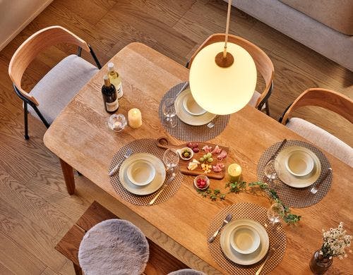 木の温もりを感じるダイニングテーブル