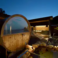 Pemandangan Malam Dek di Nami, Sya, dan Qin