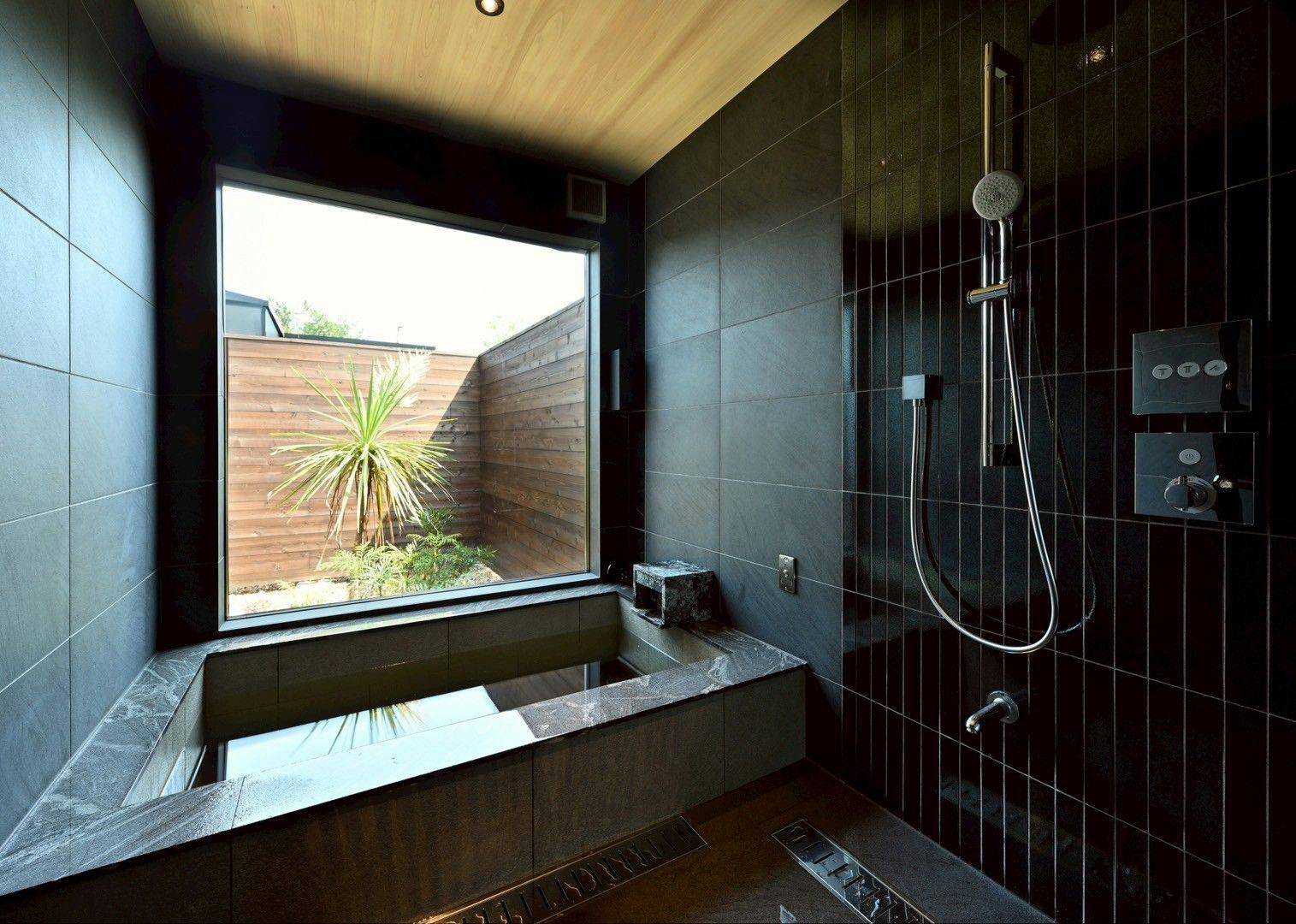 Kolam mandi dalaman Nami, Sya, dan Shin