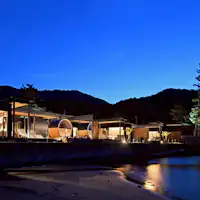 浜側からの外観・夜