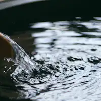 น้ำพุร้อนกำมะถันบริสุทธิ์แบบไหลผ่าน