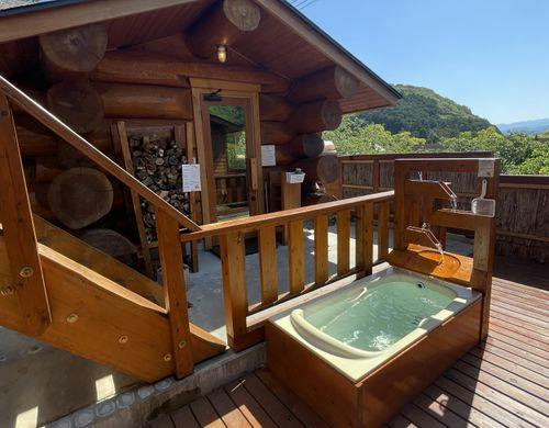 サウナ棟と水風呂です