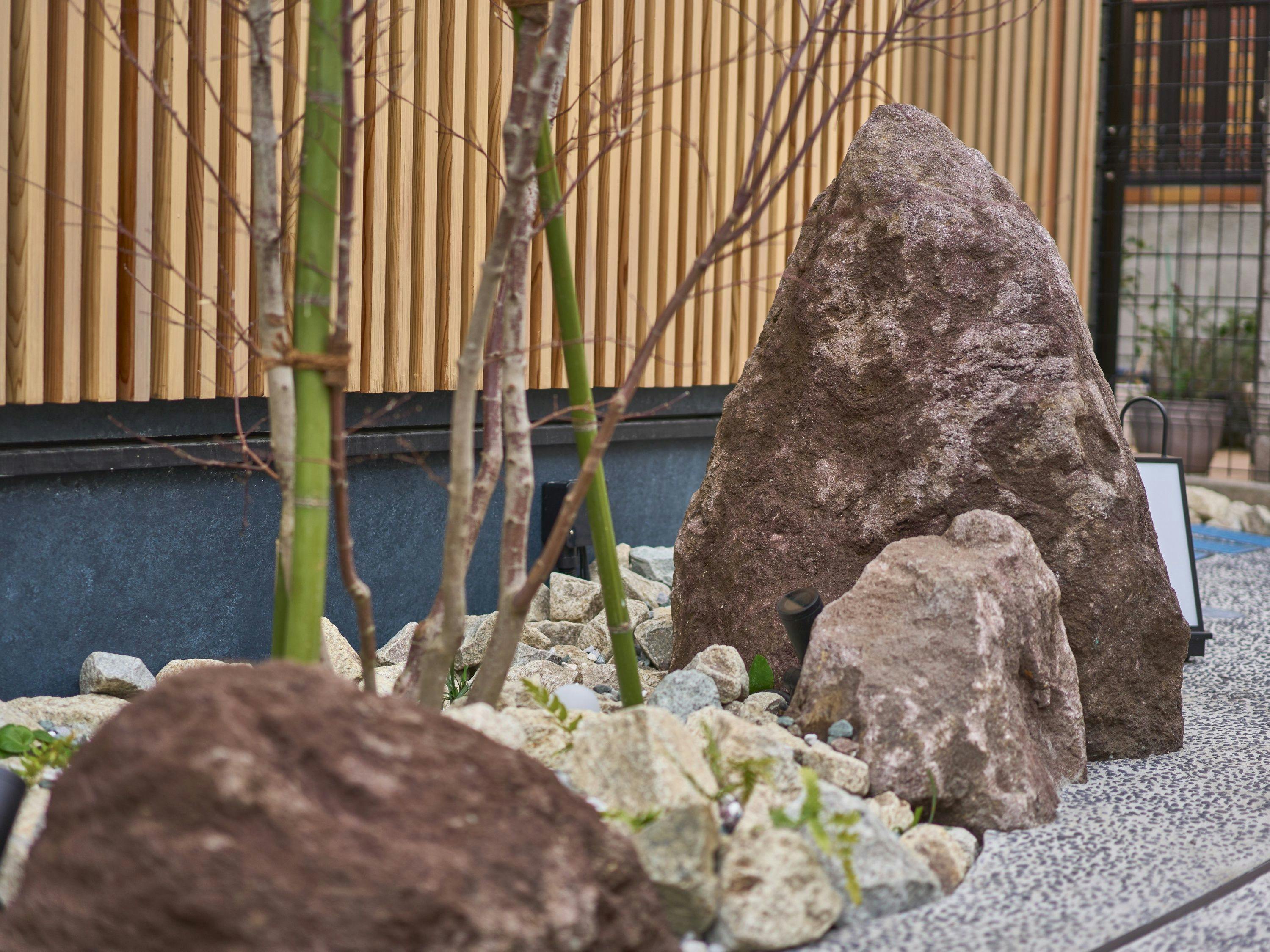 ภายนอกโรงแรมที่ผสานวัสดุธรรมชาติอย่างลงตัว