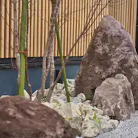 ภายนอกโรงแรมที่ผสานวัสดุธรรมชาติอย่างลงตัว