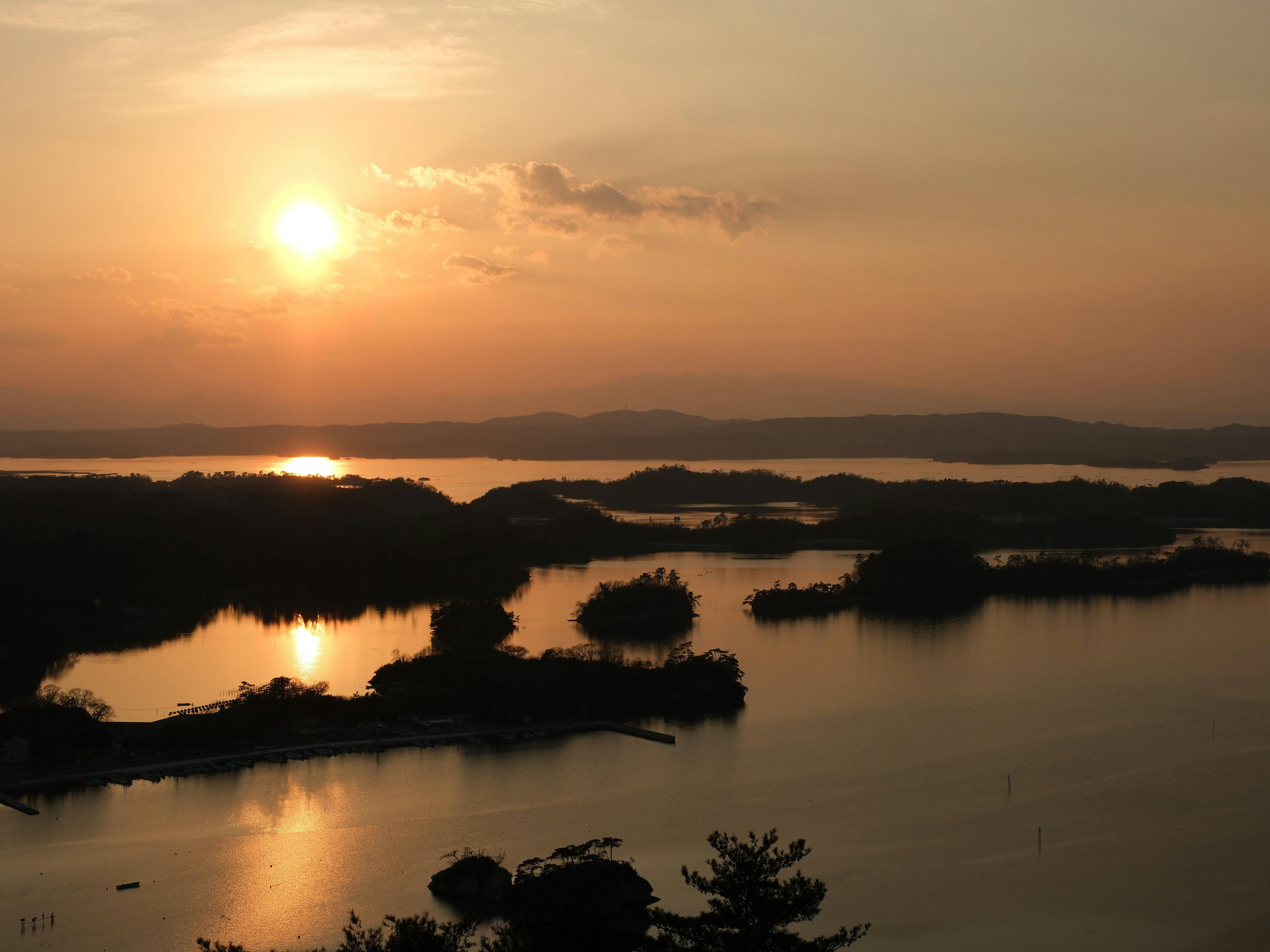 Pemandangan dari Otakamori, tempat terkenal untuk menikmati matahari terbenam.