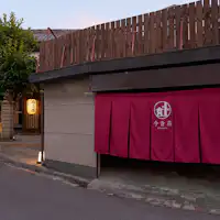 暖簾の奥に駐車スペースがございます