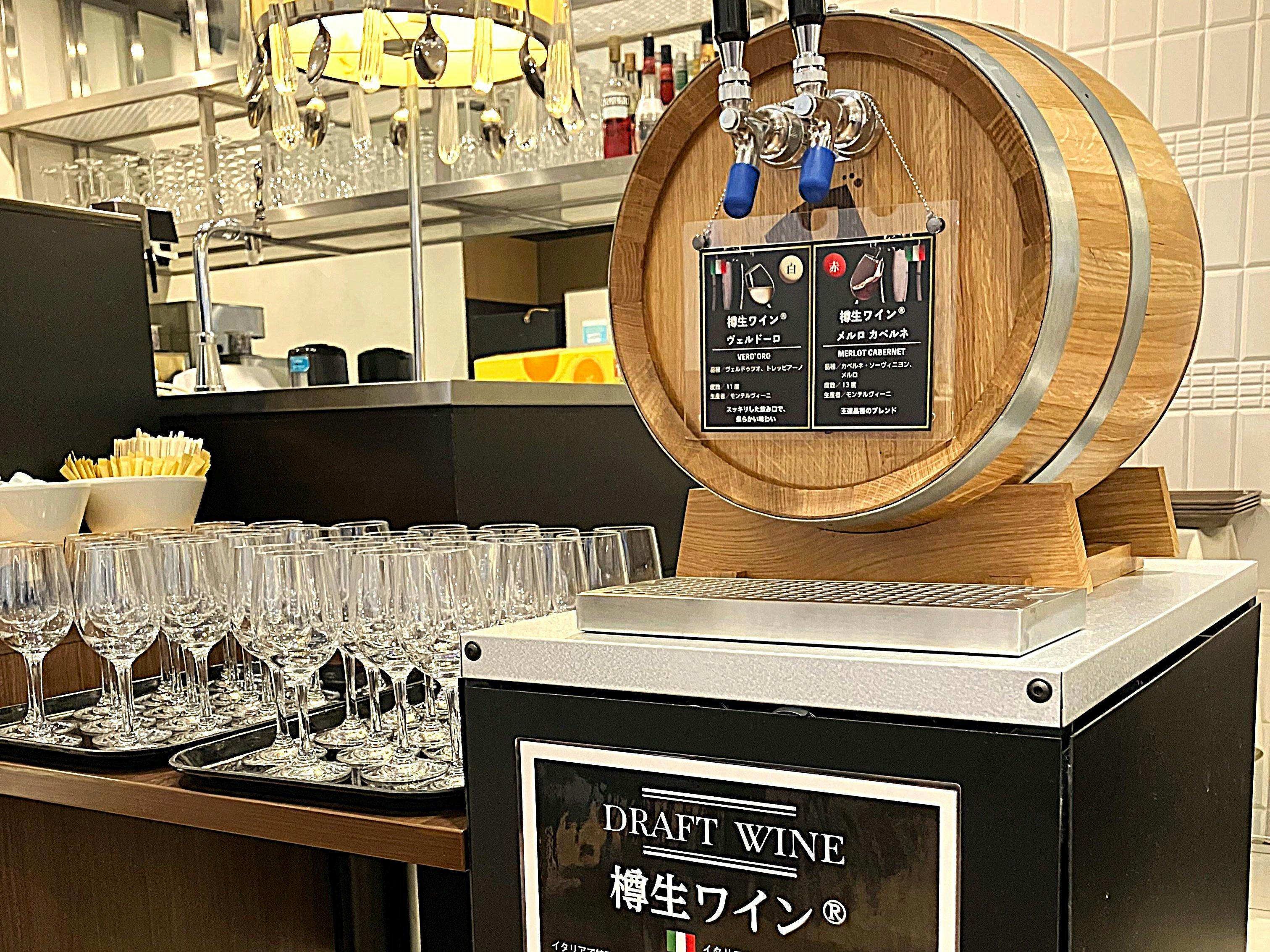 赤白ワインを樽型サーバーで