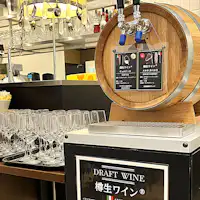 ไวน์แดงและไวน์ขาวเสิร์ฟจากเซิร์ฟเวอร์ทรงถังไม้