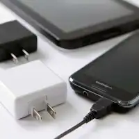 【Barang Pinjaman di Resepsionis】Charger (mendukung berbagai jenis)