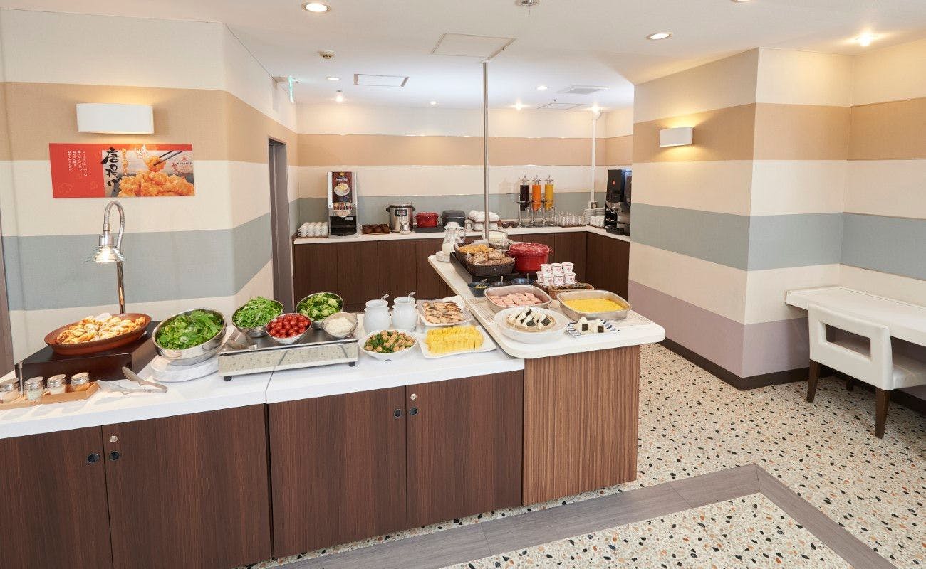 Meja prasmanan sarapan