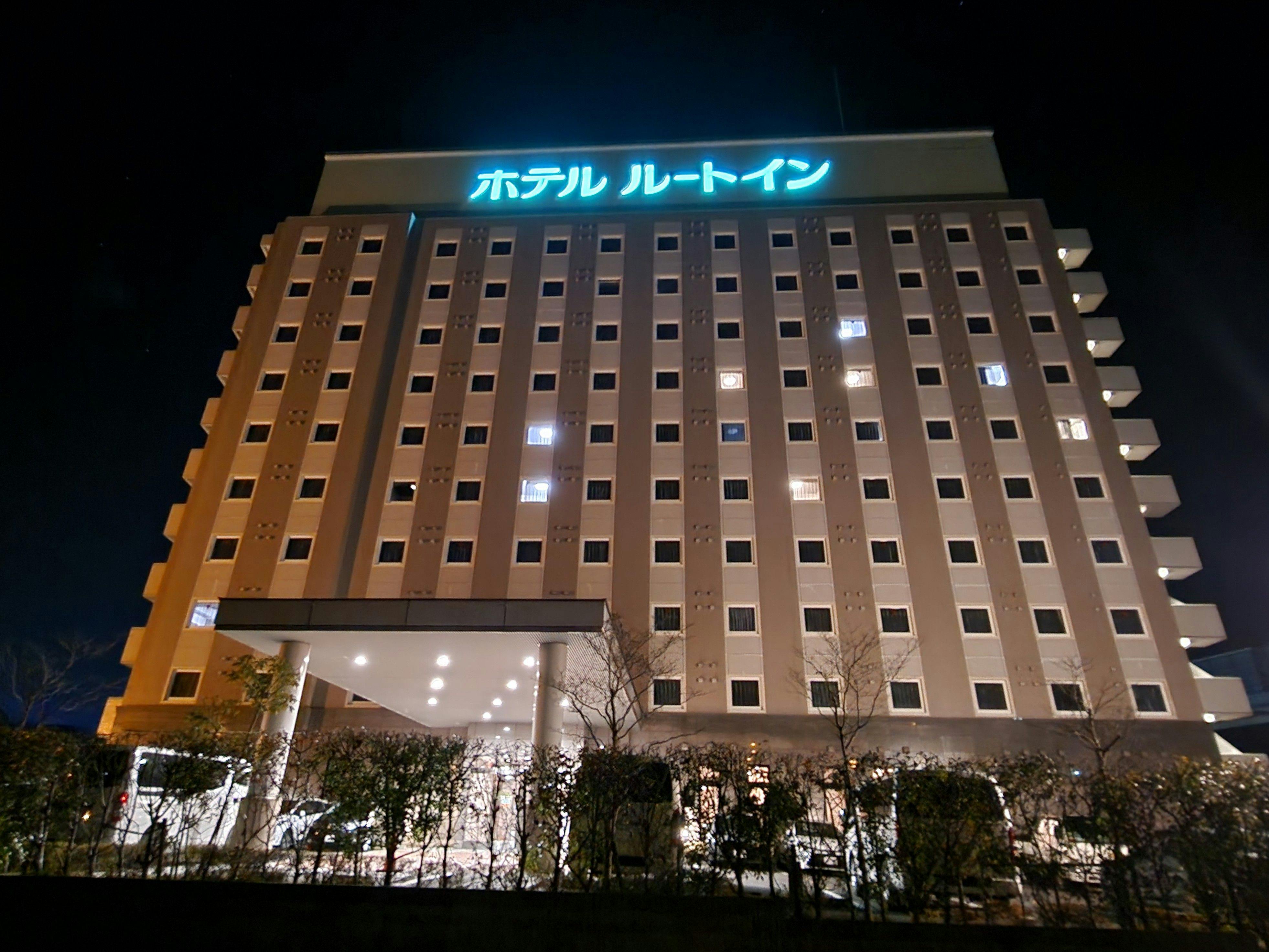 【ภายนอกโรงแรม (กลางคืน)】