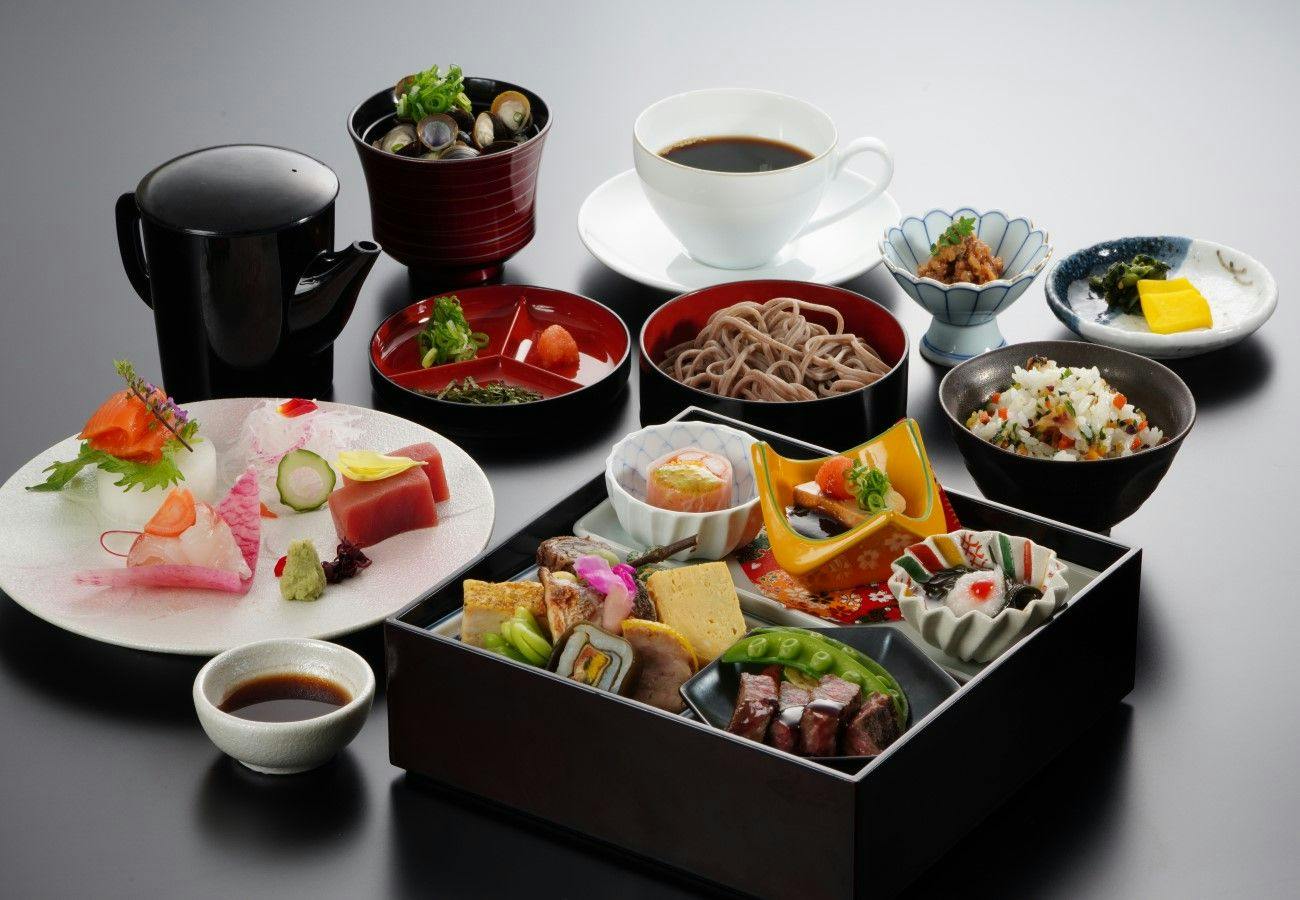 【夕・朝食付き】夕食は郷土料理と旬の食材でつくる和食コース＜花笑（はなえみ）＞