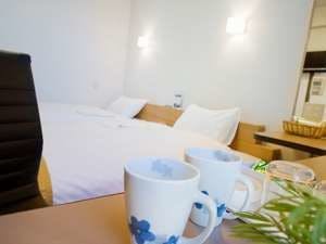 แก้วมัคในห้องพักแบบเตียงคู่