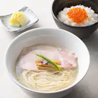 ชุดราเม็งเกลือและข้าวหน้าไข่ปลาแซลมอน.