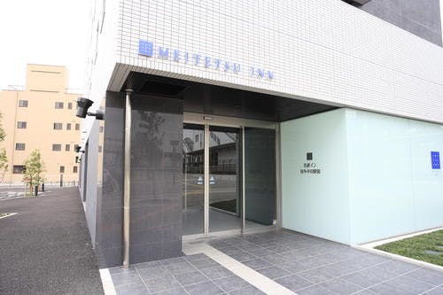 Pintu masuk buka 24 jam.