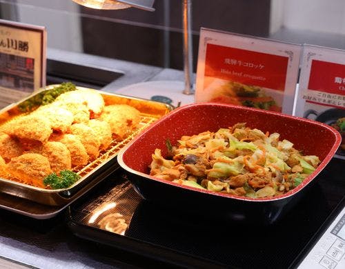 鶏ちゃん焼き、飛騨牛コロッケ