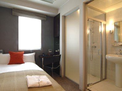 個室型シャワーブースを備えたシングル。