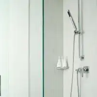 清潔感を重視したシャワーブース。