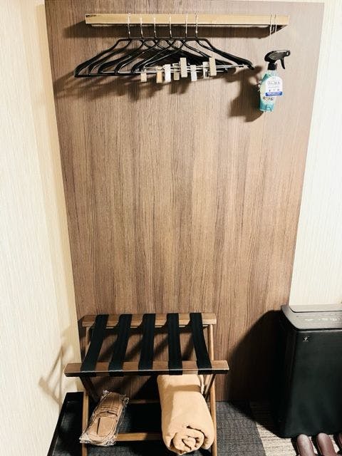 ไม้แขวนเสื้อ, ที่วางสัมภาระ, สเปรย์กำจัดกลิ่น, ผ้าห่ม