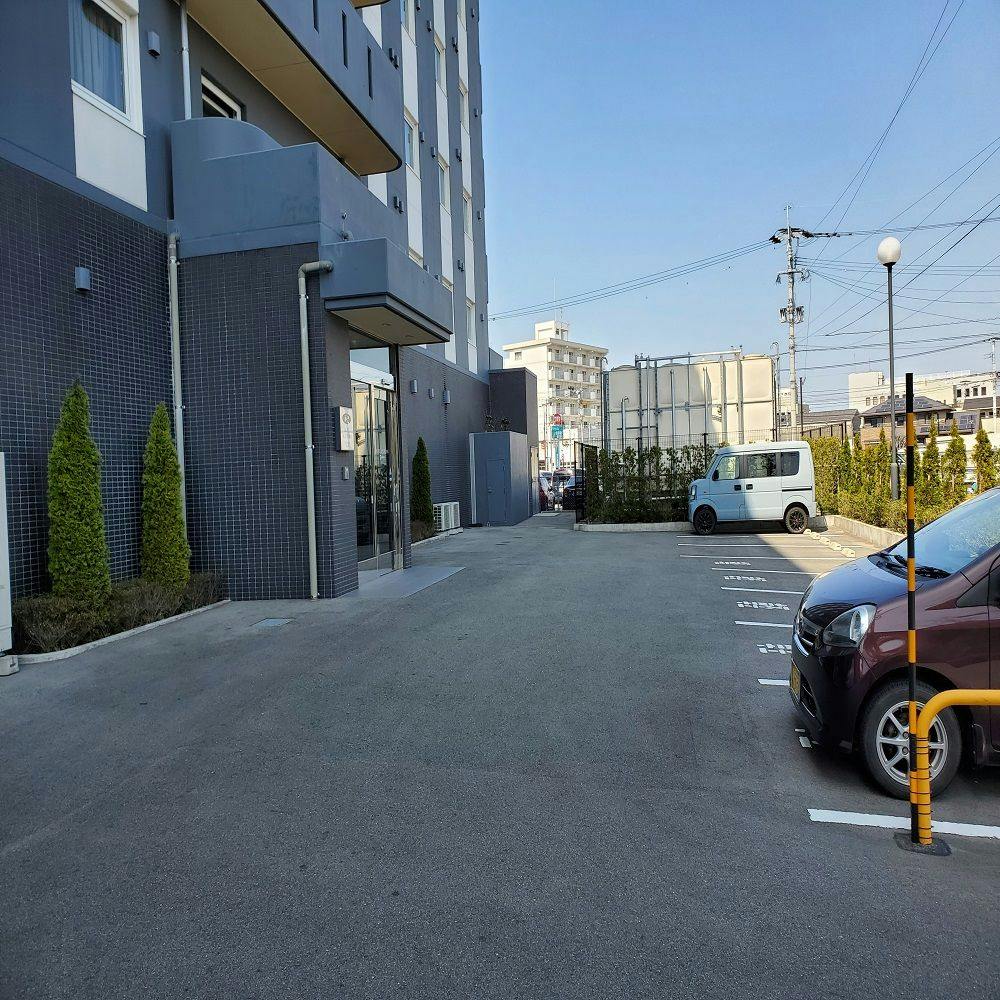 当ホテルの裏側の駐車場