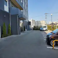 当ホテルの裏側の駐車場