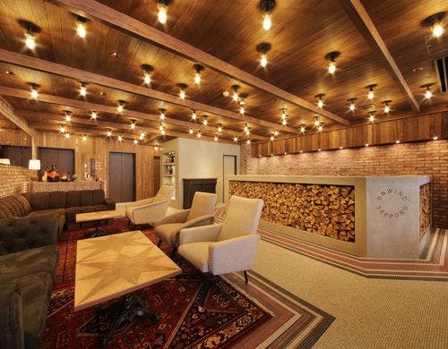 ロッジの雰囲気漂うフロント・ロビー