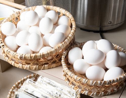 ゆで卵・なま卵を用意