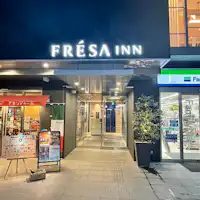 館内にはコンビニ「ファミリーマート」