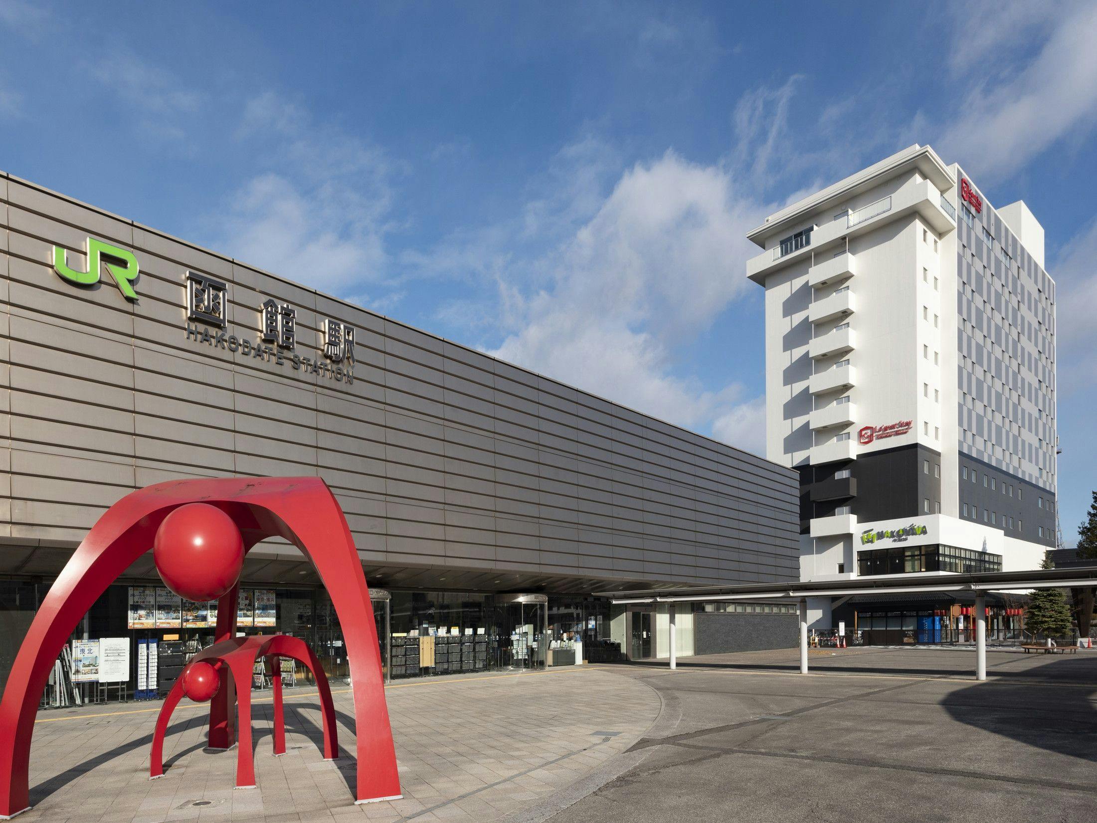 ออกจากสถานี JR Hakodate แล้วเลี้ยวซ้ายทันที (เดินประมาณ 1 นาที)