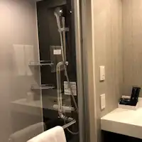 ห้องพักเตียงคู่มาตรฐานพร้อมห้องอาบน้ำฝักบัว