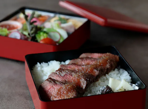 牛ロースステーキがメインのお弁当