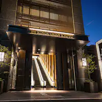 夜晚灯光亮起,气氛变得不同。