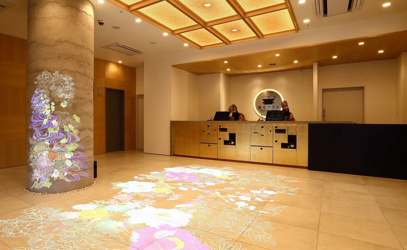 ล็อบบี้พร้อมการฉายภาพที่เลียนแบบคางะยูเซ็น