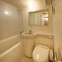 Phòng tắm khép kín (bồn tắm và nhà vệ sinh chung)