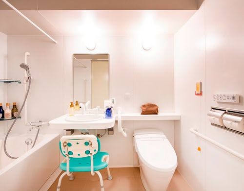 アクセシブルルームのバスルーム