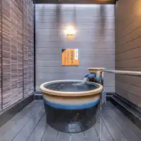 Pemandian umum (bak mandi berbentuk gentong)