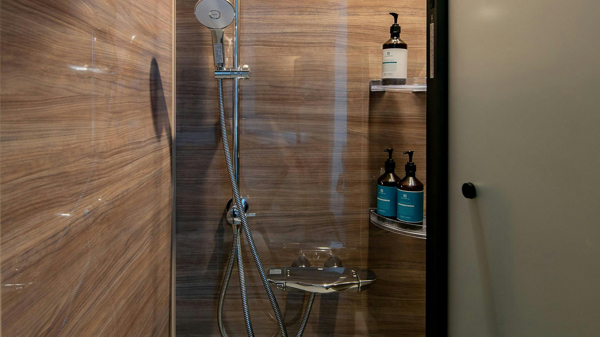 มีฝักบัวเหนือศีรษะครบครัน