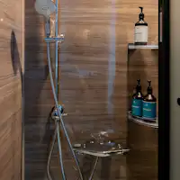 มีฝักบัวเหนือศีรษะครบครัน