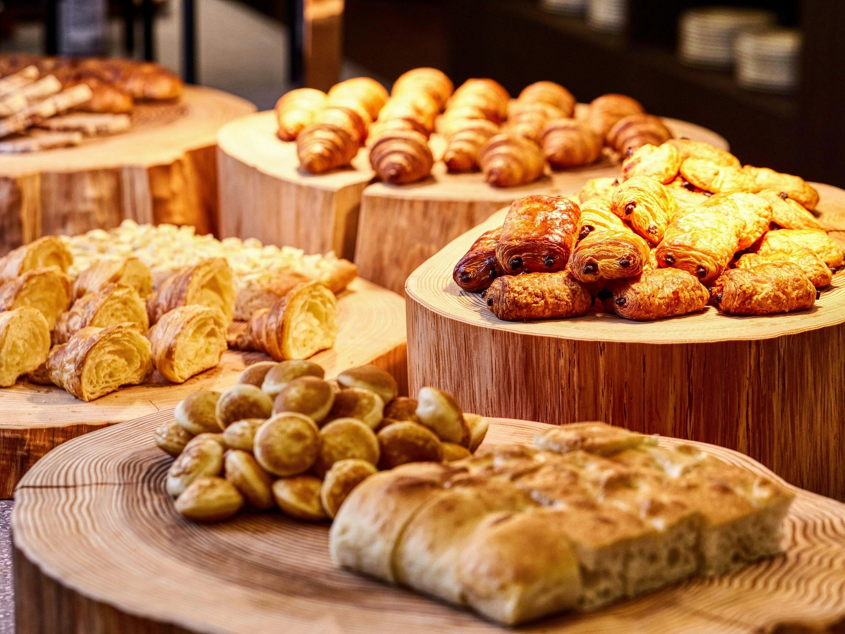 บุฟเฟ่ต์อาหารเช้าพร้อมขนมปังโฮมเมดหลากหลายชนิด