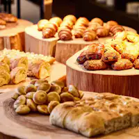 บุฟเฟ่ต์อาหารเช้าพร้อมขนมปังโฮมเมดหลากหลายชนิด